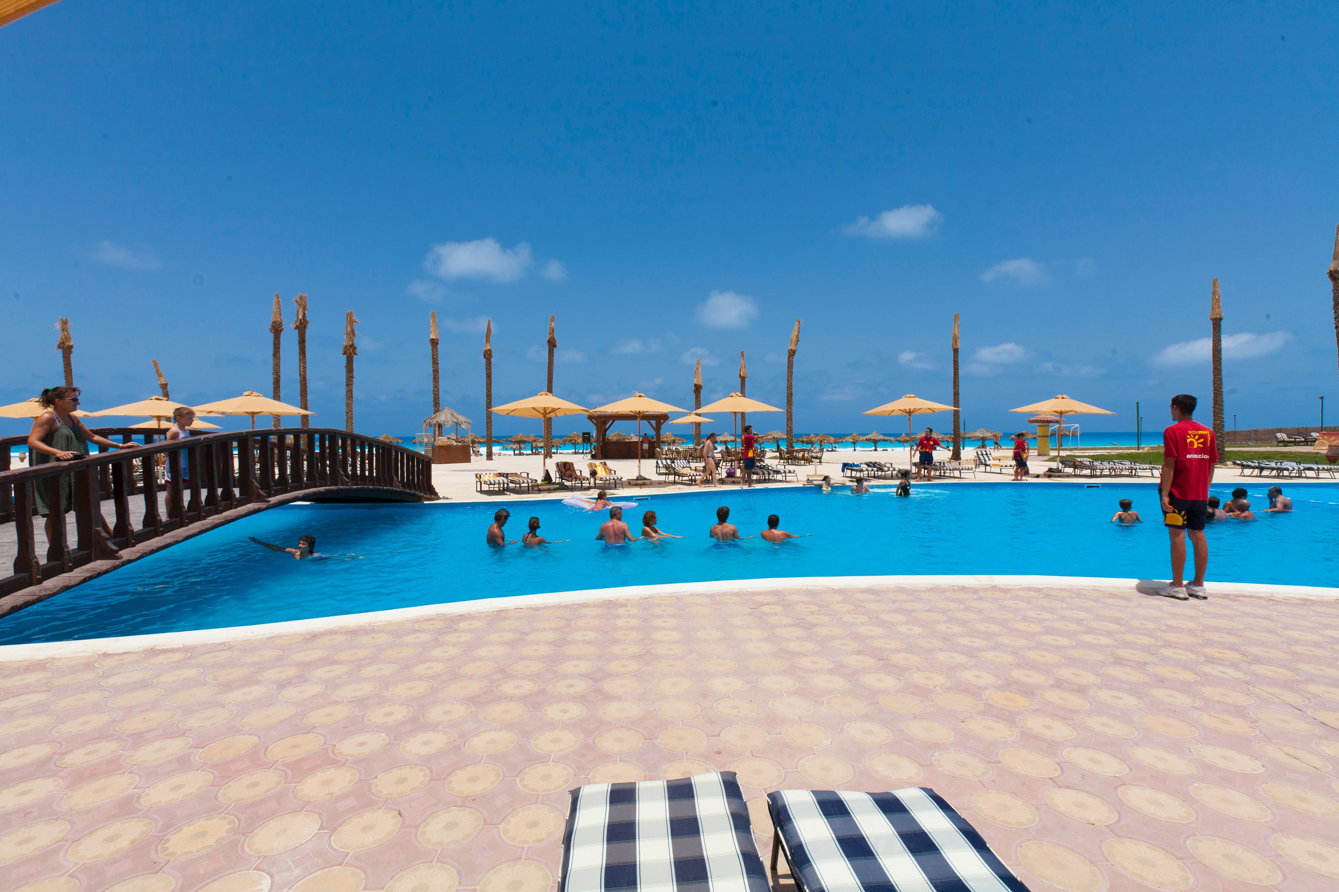 Borg El Arab Beach Resort Eksteriør billede The swimming pool at the resort
