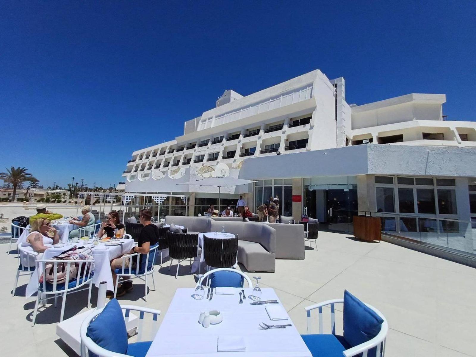Borg El Arab Beach Resort Eksteriør billede The hotel's main restaurant