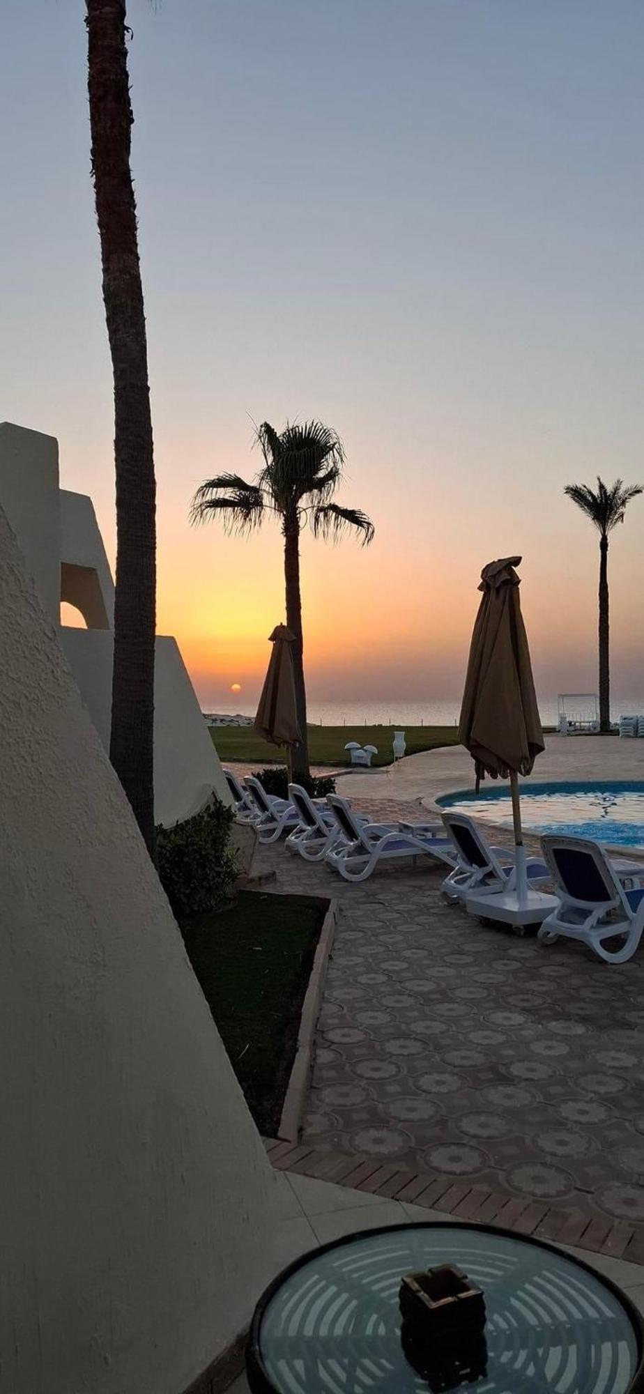 Borg El Arab Beach Resort Eksteriør billede Sunset at the hotel