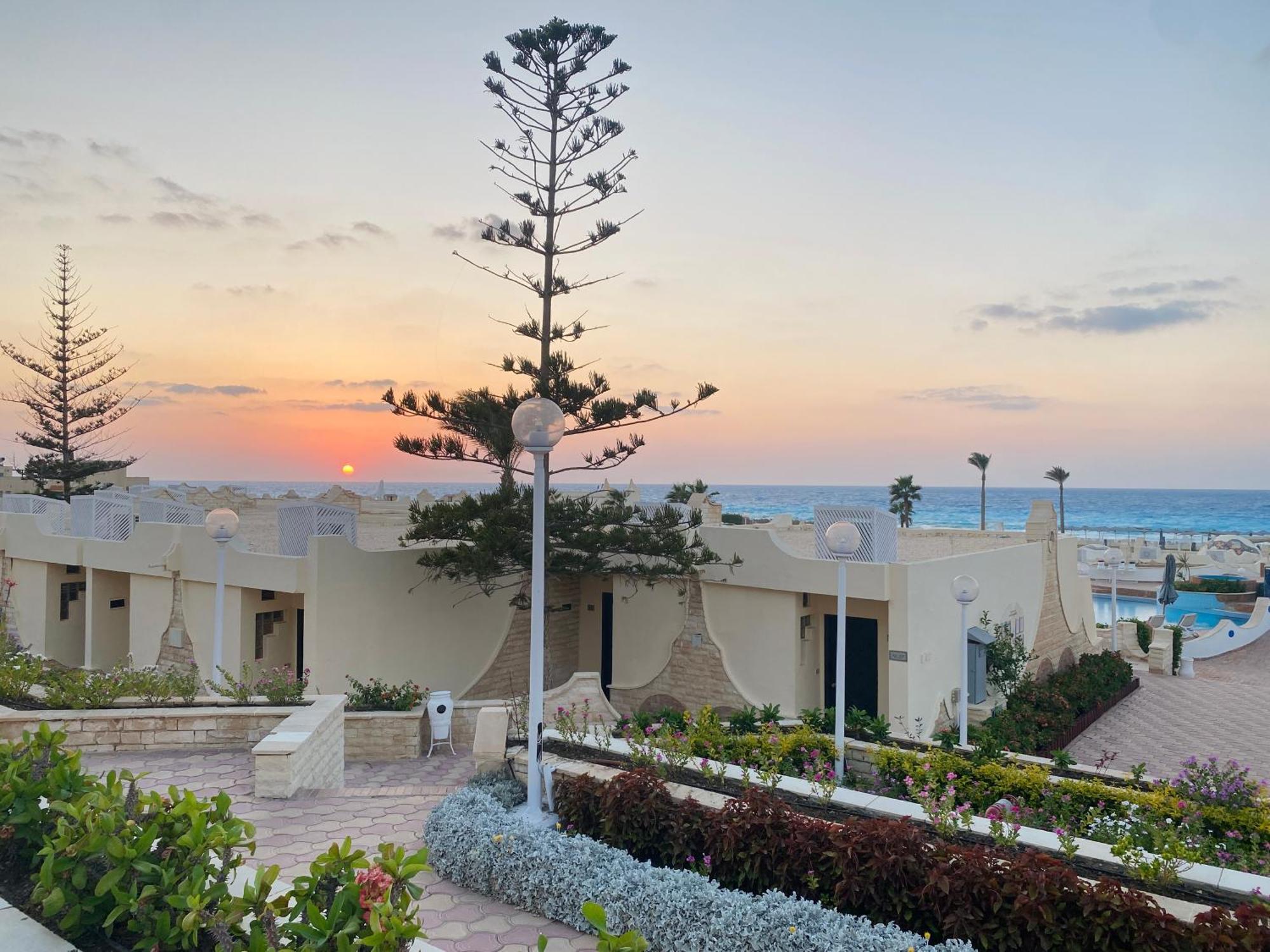 Borg El Arab Beach Resort Eksteriør billede Sunset at the hotel